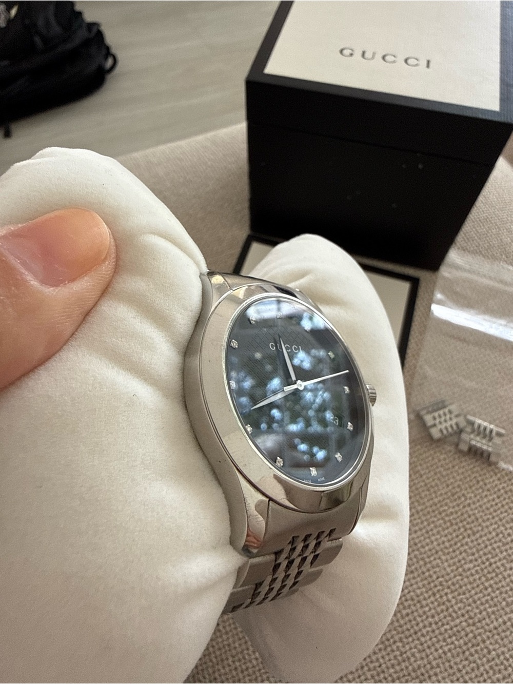 Gucci Silver-Tone Men's Watch with Black Dial - Picture 4 of 5